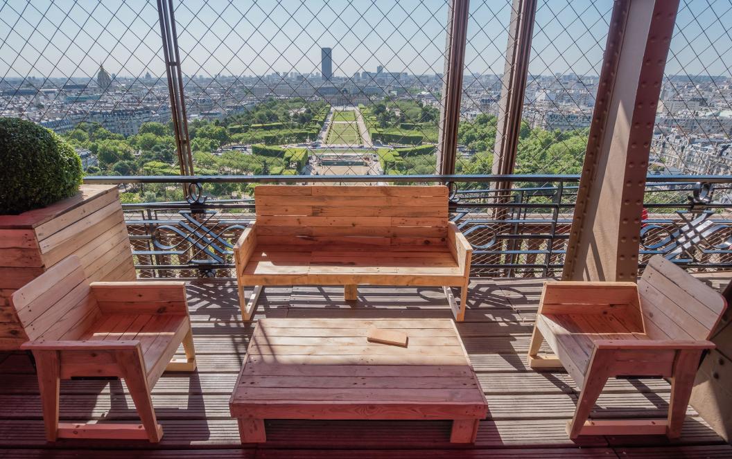 terrasse d'été vue sur le champs de mars