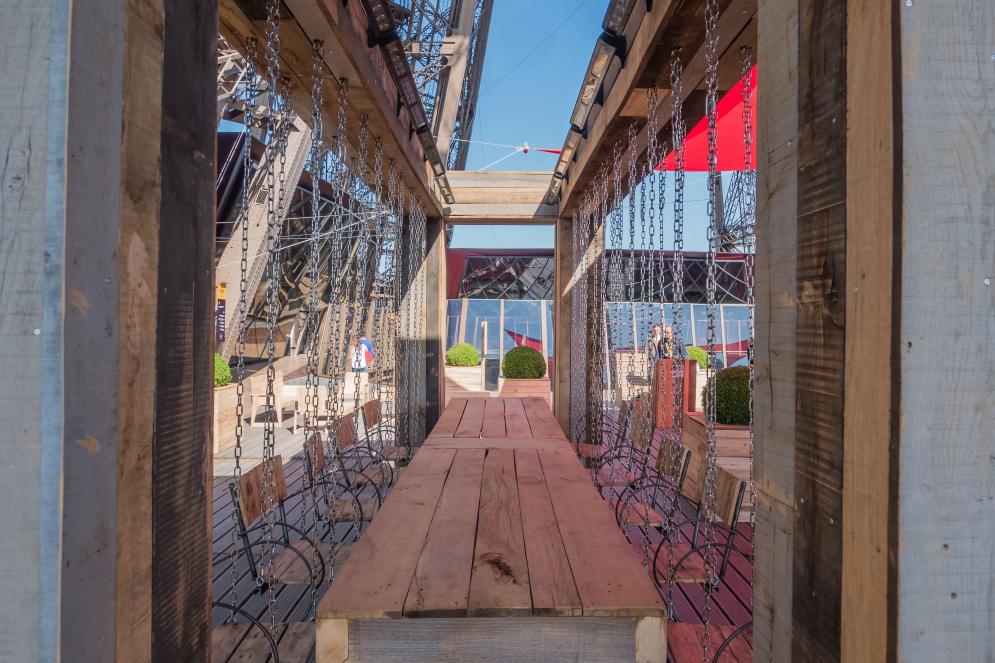 terrasse d'été chaises balançoires 